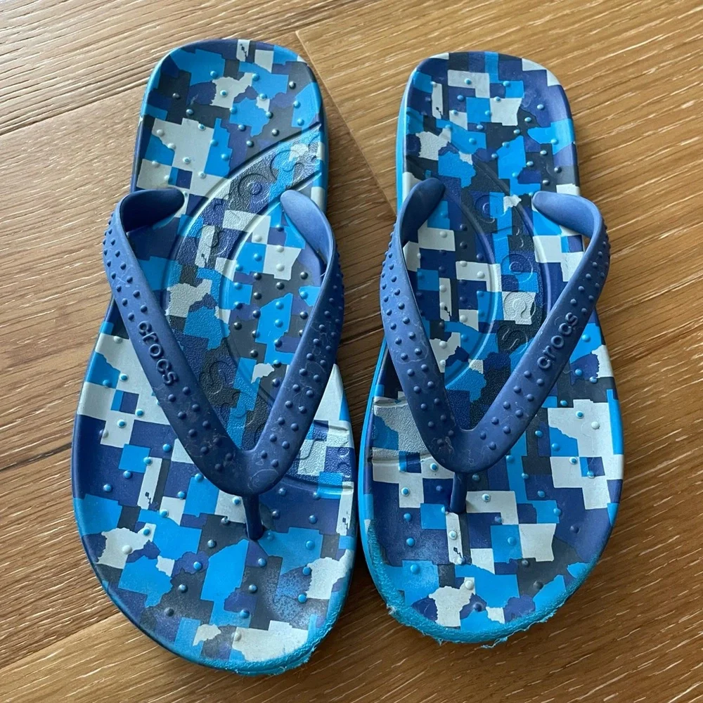 Boys/youth crocs flip flops blue 2